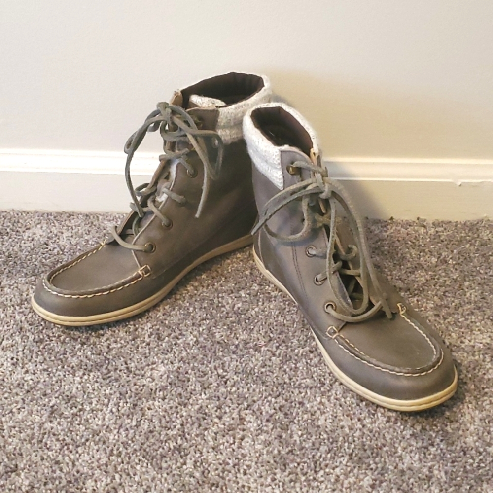 Sperry High Top leather lace up  soft greenish grey shoes Size 7